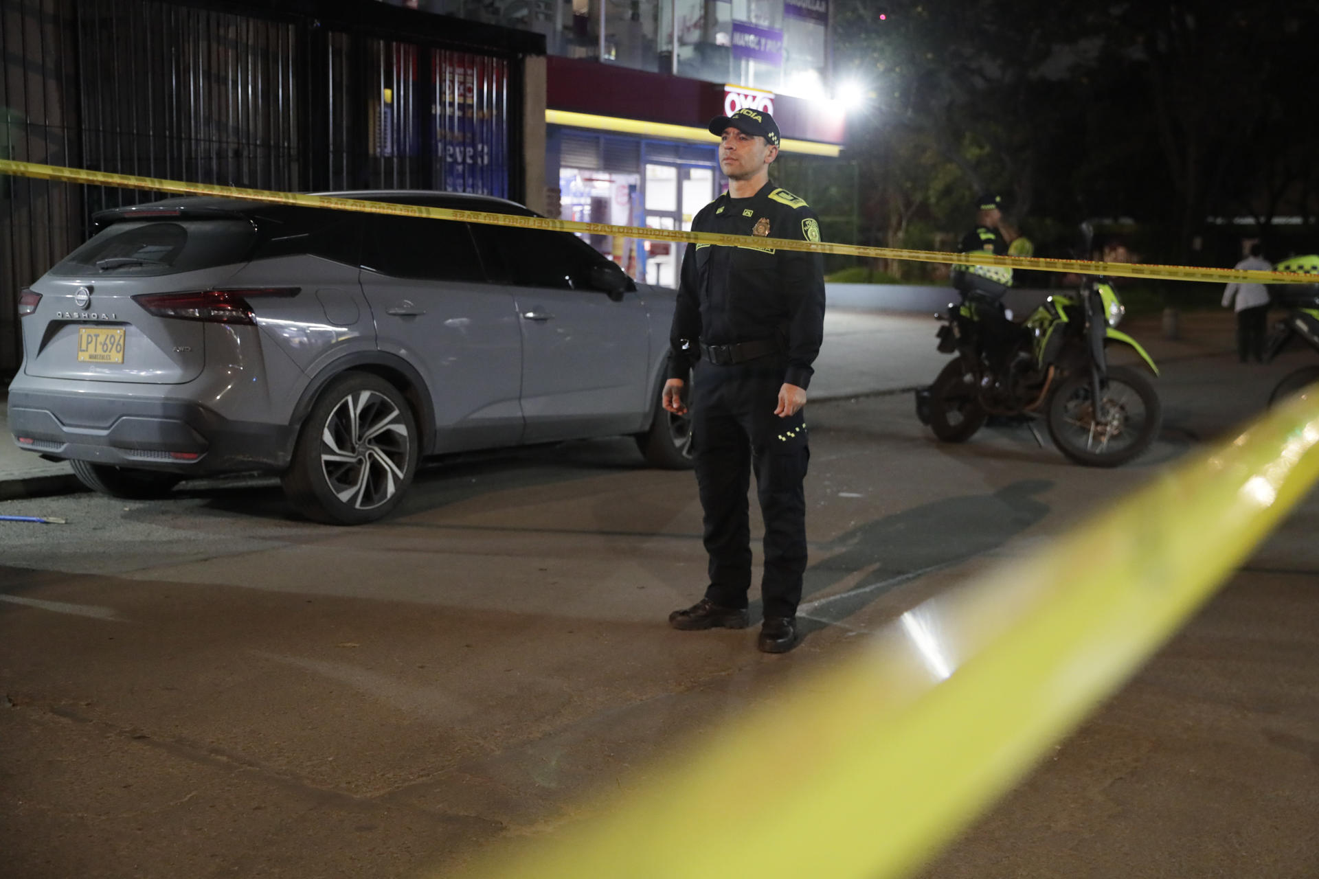 AME4254. BOGOTÁ (COLOMBIA), 07/06/2025.- Un integrante de la Policía Nacional de Colombia custodia la zona dónde fue herido el senador colombiano Miguel Uribe Turbay, uno de los aspirantes presidenciales del partido uribista Centro Democrático, este sábado en Bogotá (Colombia). EFE/ Carlos Ortega