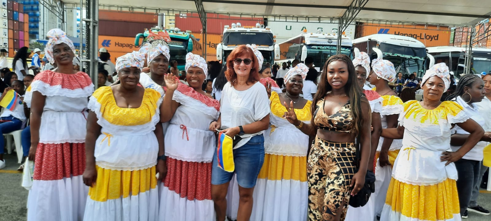 Christine Pohl posa junto a una de las comparsas que recibió al crucero.
