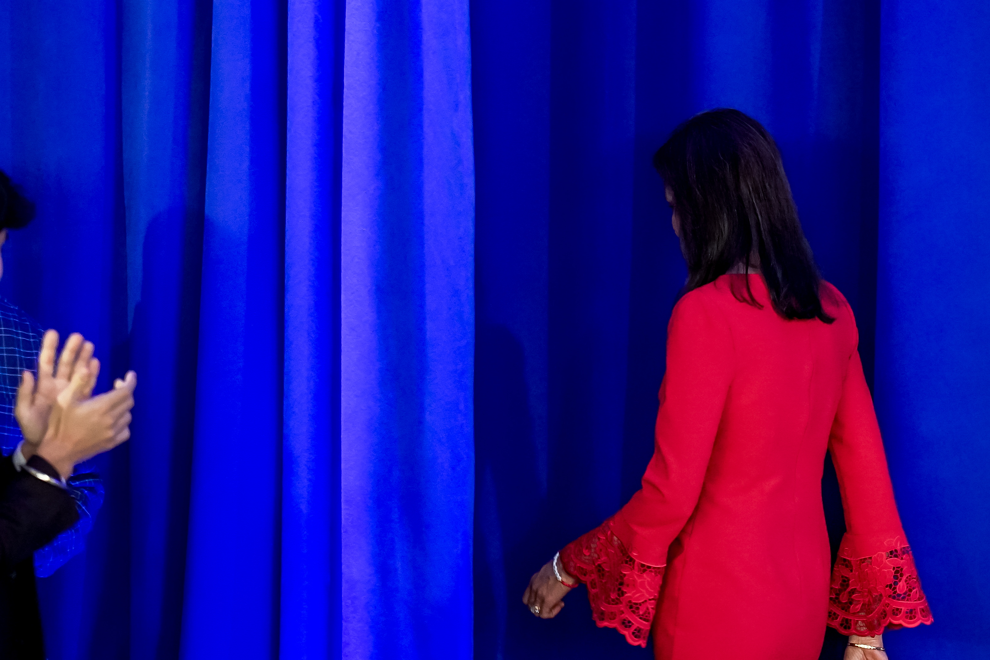 Charleston (United States), 06/03/2024.- Republican US presidential candidate Nikki Haley walk off the stage after announcing the suspension of her presidential campaign during a news conference at her headquarters on Daniel Island in Charleston, South Carolina, USA, 06 March 2024. Haley, the former South Carolina governor, was running against former US President Donald Trump in the Republican primaries. EFE/EPA/RICHARD ELLIS