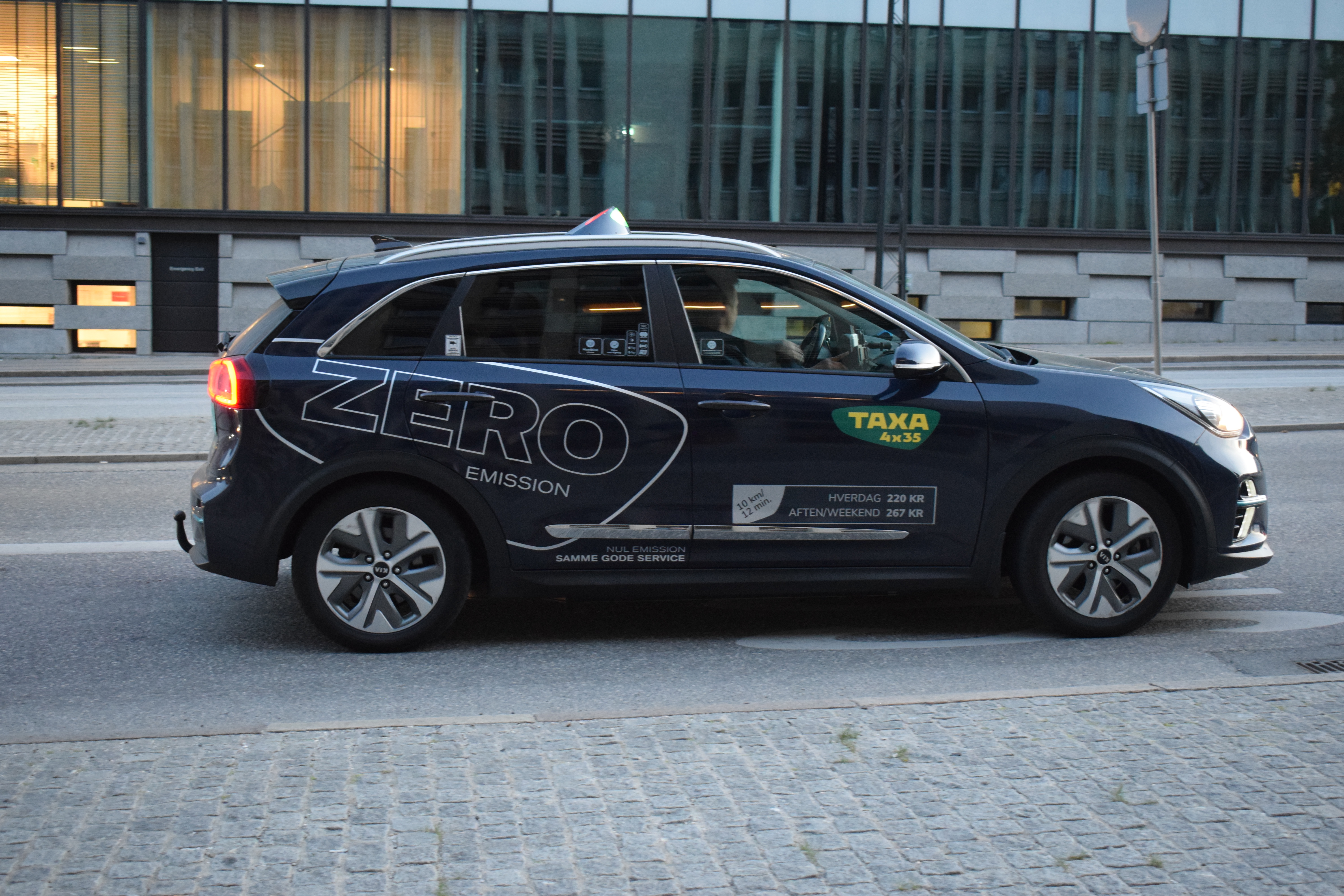 Por Copenhague, la capital danesa, hay algunos taxis que circulan con cero emisiones. Otros siguen usando diésel, pero el plan es que en un futuro próximo los carros sean eléctricos.