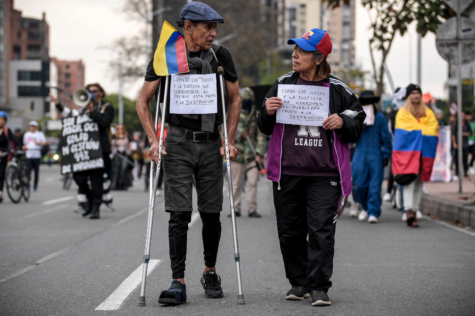 Los ciudadanos se desplazaron desde las 8:00 a.m. desde diferentes zonas de la ciudad, entre esas la carrera séptima, el Búnker de la Fiscalía y la Corte Suprema de Justicia.