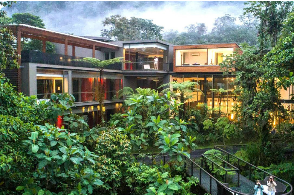 Además, cuenta con un Spa “Unu” que es caracterizado por un místico enfoque andino. Los productos naturales son derivados de extractos botánicos locales (menta, eucalipto y orquídeas), ofreciendo una experiencia espiritual, sensual y relajante. El restaurante ofrece impresionantes vistas del río Vilcanota, y comparte los secretos de la cocina peruana con un toque contemporáneo.