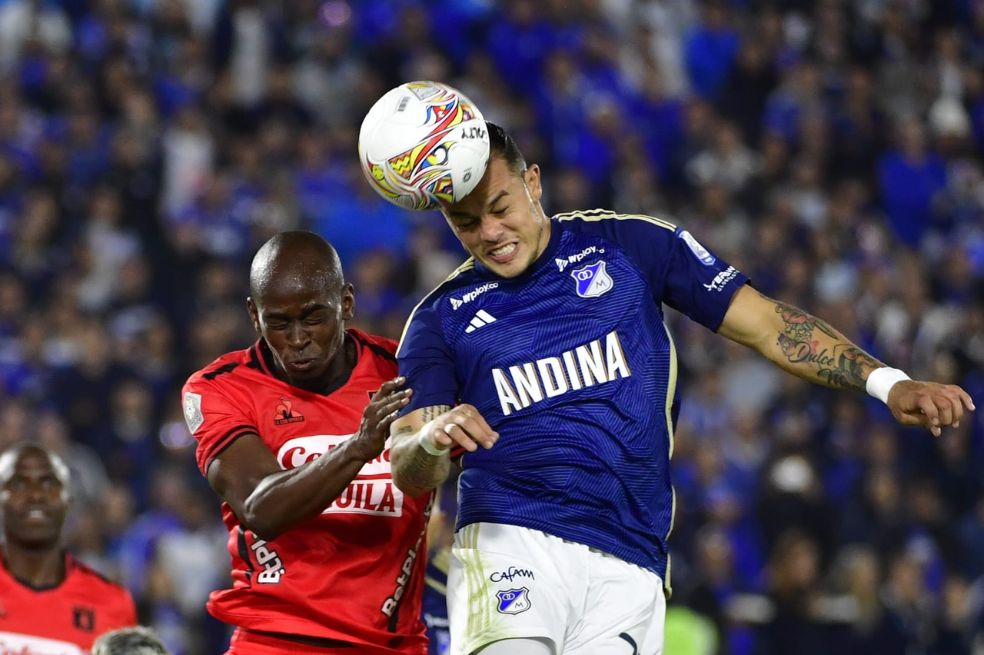 Leonardo Castro (der.) disputa con Marcos Mina una pelota aérea.