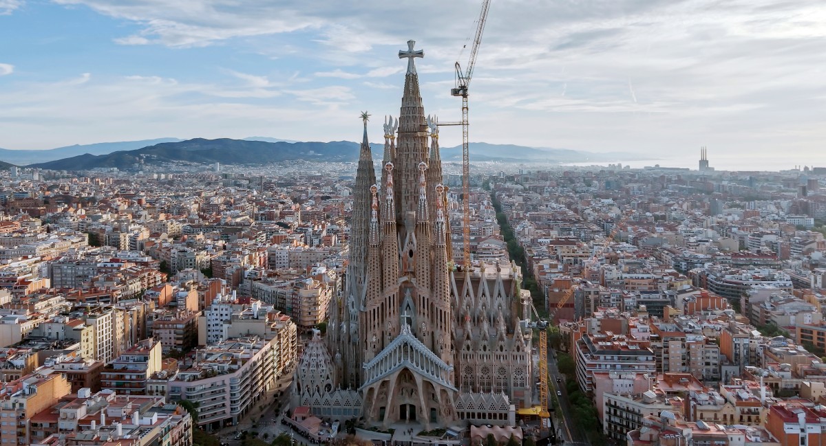 Antoni Gaudí: el “arquitecto de Dios” y la Sagrada Familia o la iglesia “interminable”