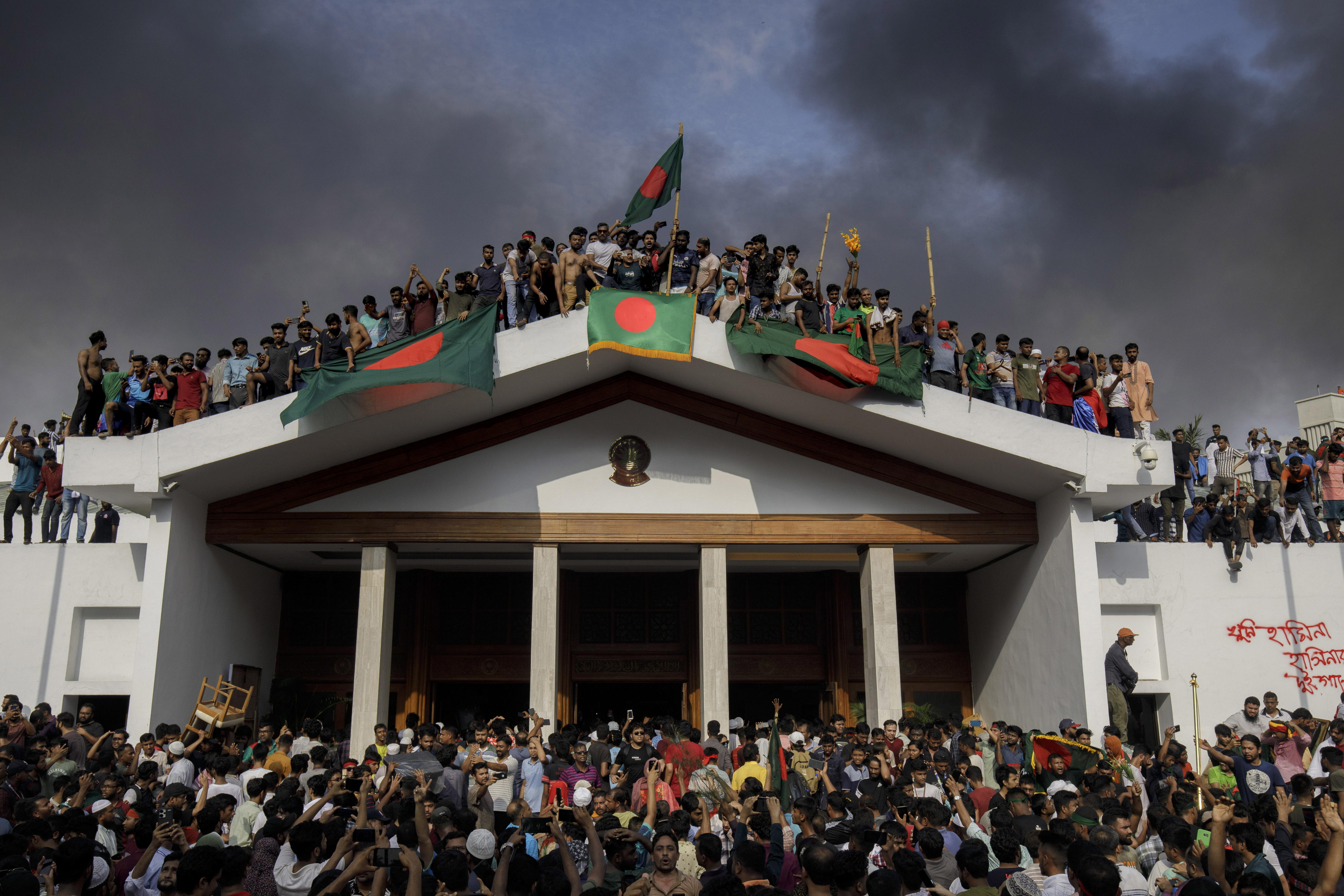 Las causas del descontento en Bangladesh que tumbó  a la primera ministra