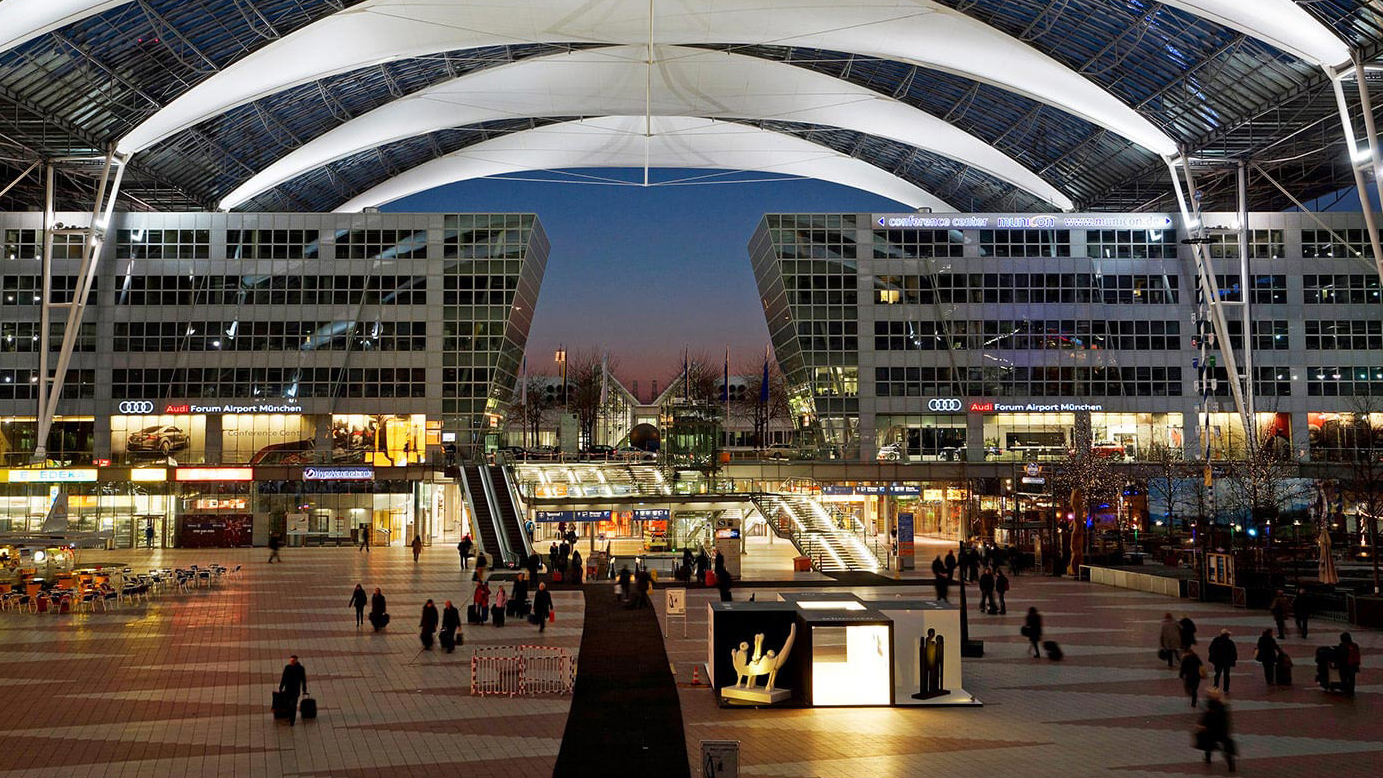 El Aeropuerto de Múnich, en Baviera, uno de los pocos en Europa con certificación de 5 estrellas, destaca por la calidad de sus instalaciones, comodidad y eficiencia en sus operaciones. Ubicado a 28 km de la ciudad, funciona como un importante hub de Lufthansa y la alianza Star Alliance, y cuenta con dos terminales organizadas alrededor de un moderno centro con amplia oferta comercial, gastronómica y de entretenimiento. Reconocido como uno de los mejores aeropuertos del mundo, combina altos estándares de servicio con una experiencia de viaje cómoda, aunque con algunos retos en los tiempos de entrega de equipaje.