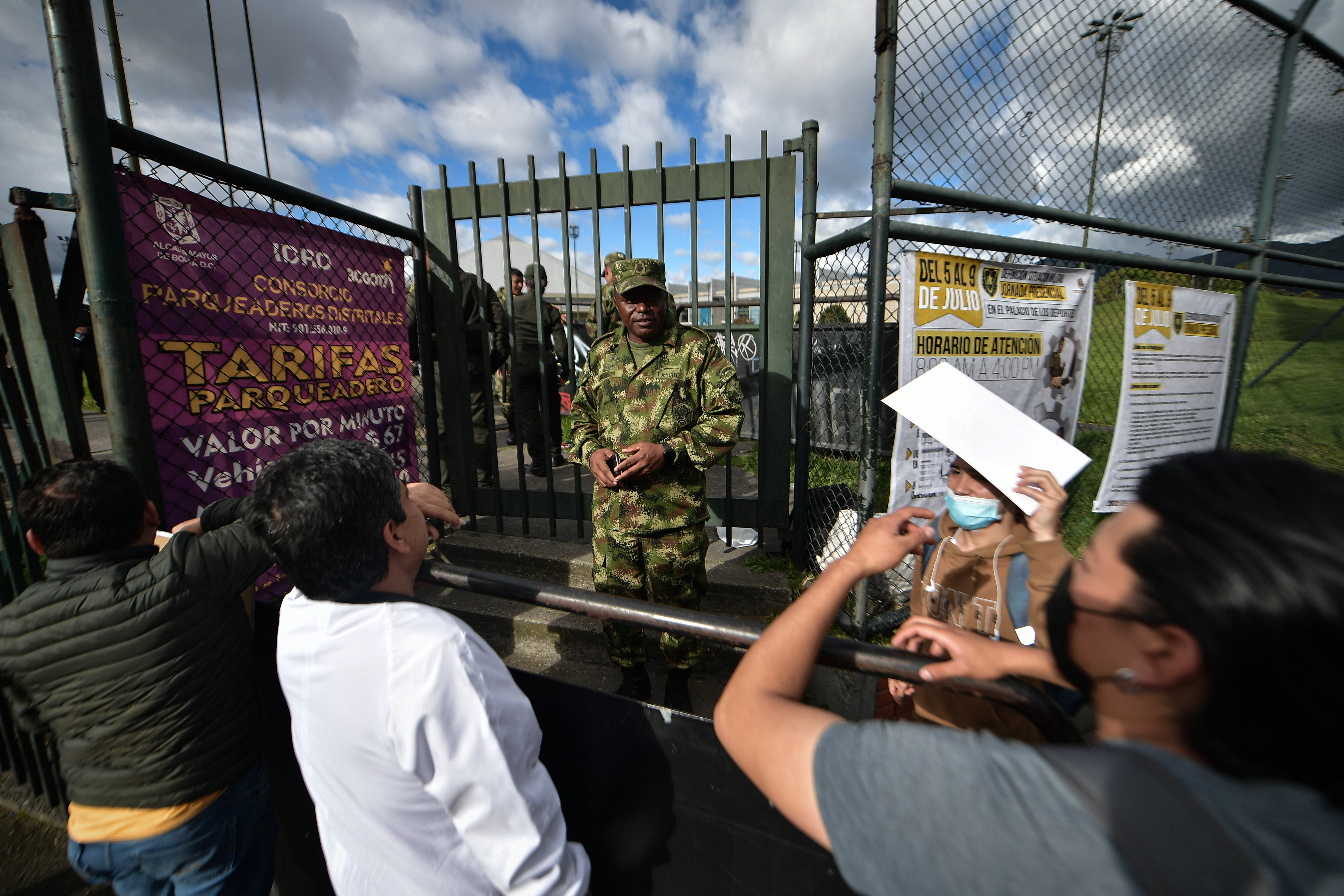 Servicio militar obligatorio violaría igualdad de hombres y mujeres, dice demanda