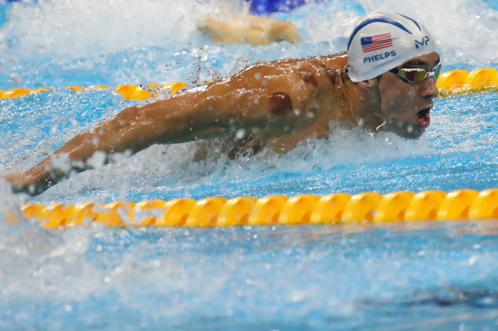 Michael Phelps se exhibe durante entrenamiento en Buenos Aires