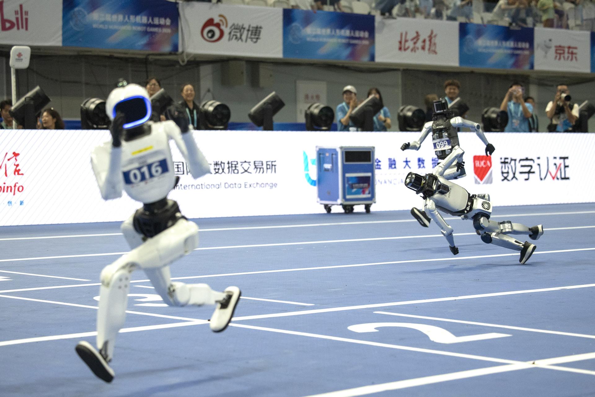 Un robot humanoide chino corrió los 100 metros más rápido que Usain Bolt
