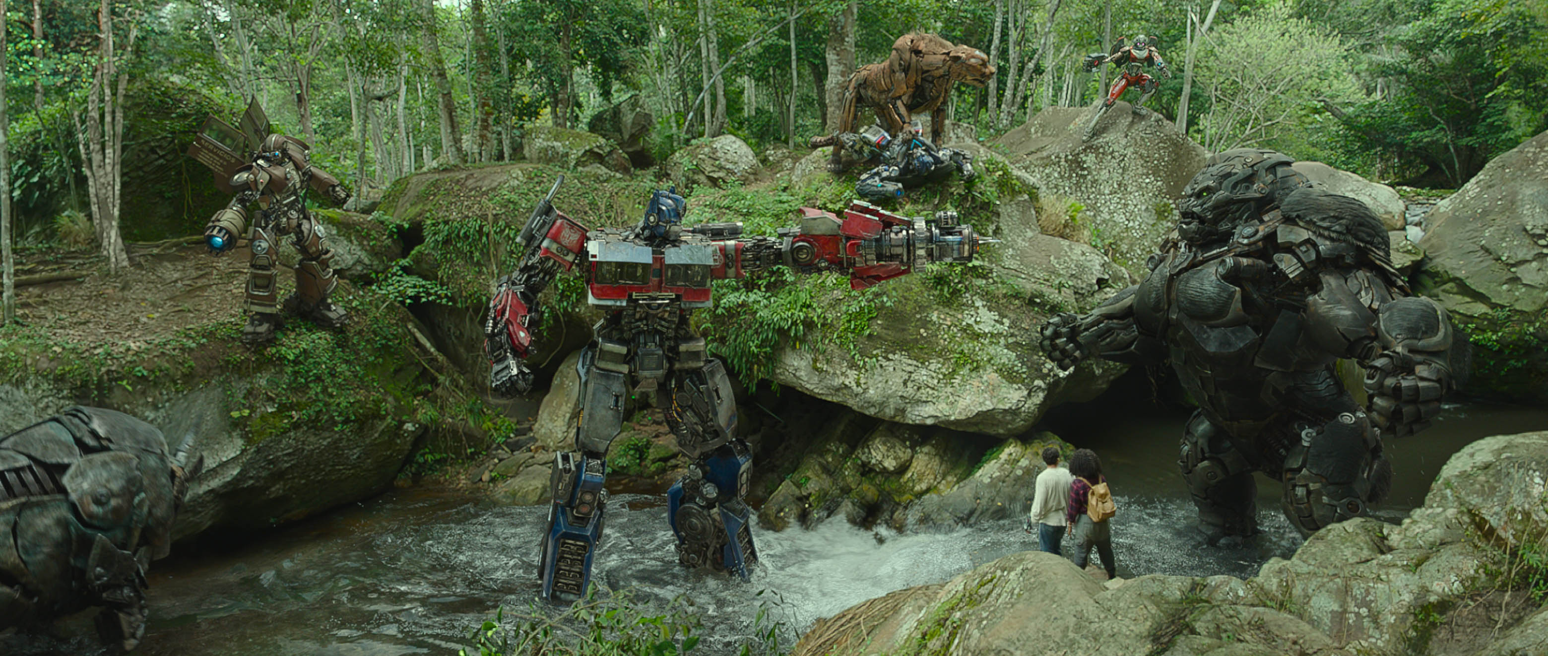 AME4087. CUZCO (PERÚ), 04/06/2023.- Fotografía cedida por Paramount Pictures que muestra una escena de la película "Transformers, el despertar de las bestias", filmada en Cuzco (Perú). El misticismo de Cuzco y el Machu Picchu son el escenario de la nueva entrega de la saga de "Transformers, el despertar de las bestias", un film donde la potencia de épicas batallas entre robots se mezcla con la cultura andina de Perú y los paisajes que dejan sin aliento. La cinta producida entre otros por Steven Spielberg, se estrena en las salas peruanas el miércoles 7 de junio, es la séptima entrega de la saga basada en los coches robóticos y gran parte de la trama se desarrolla en Cuzco, el Valle Sagrado y la región selvática de San Martín. EFE/ Paramount Pictures SÓLO USO EDITORIAL/SÓLO DISPONIBLE PARA ILUSTRAR LA NOTICIA QUE ACOMPAÑA (CRÉDITO OBLIGATORIO)