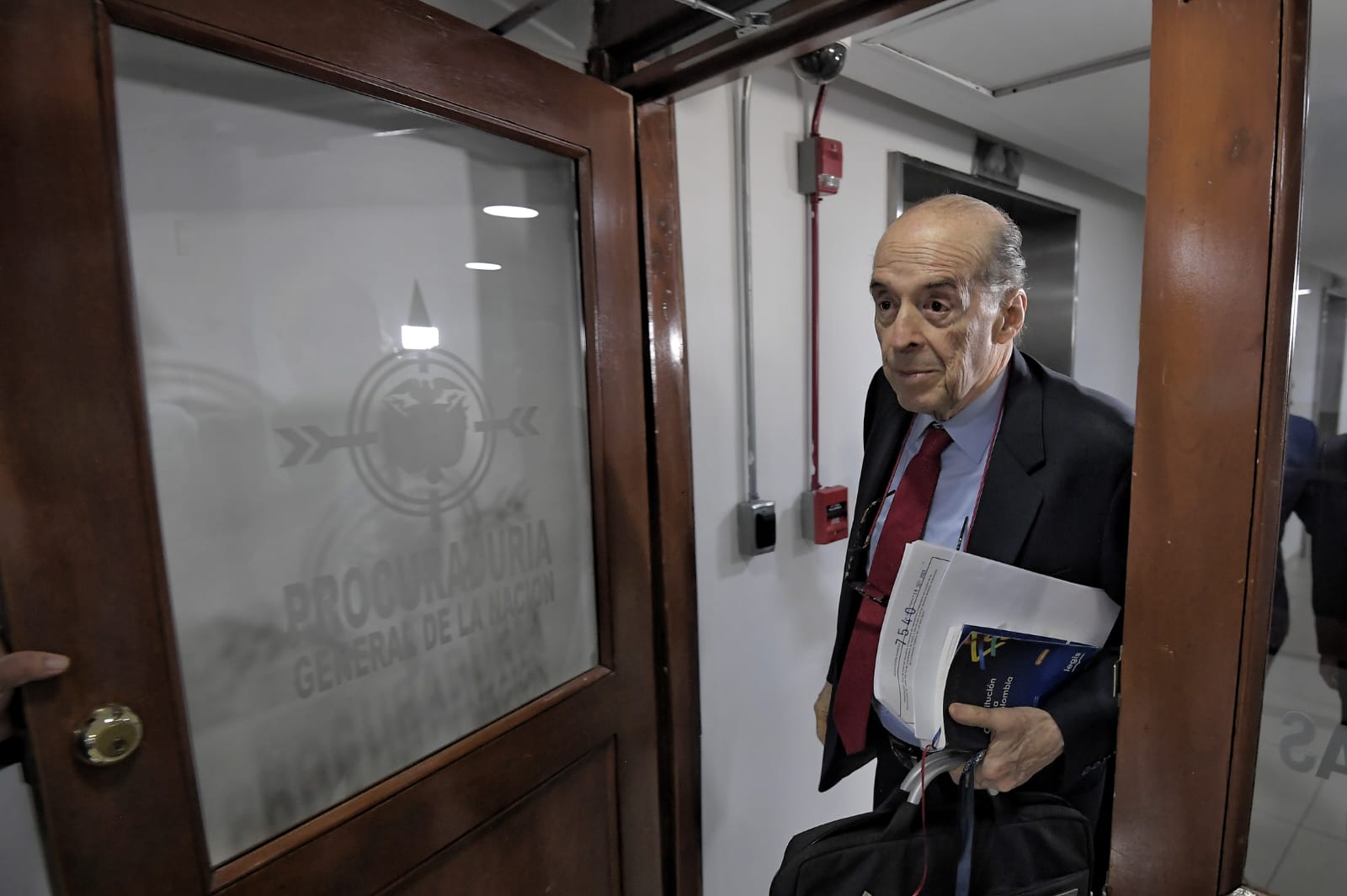 “Decreté desierta la licitación como acto de buena fe”: Álvaro Leyva en Procuraduría