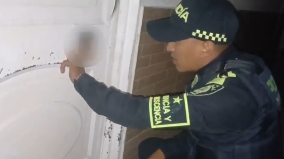 Rescatan a tres menores que habrían sido abandonados en sus viviendas