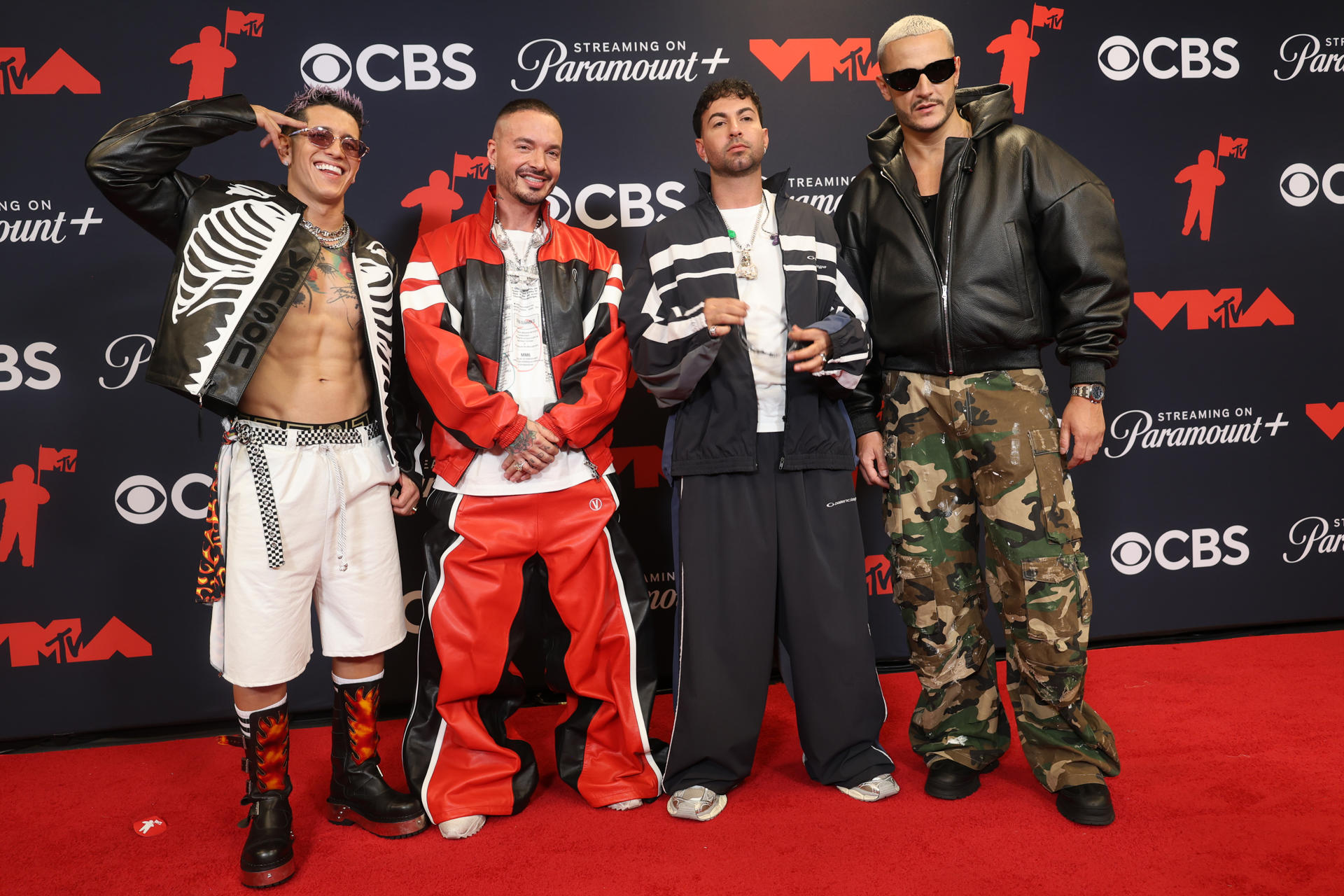 AME7217. NUEVA YORK (ESTADOS UNIDOS), 07/09/2025.- De izquierda a derecha Lenny Taváre, J Balvin, Justin Quiles y DJ Snake posan durante la alfombra roja de los Premios MTV Video Music Awards (VMAs) este domingo, en Nueva York (Estados Unidos). EFE/ Octavio Guzmán