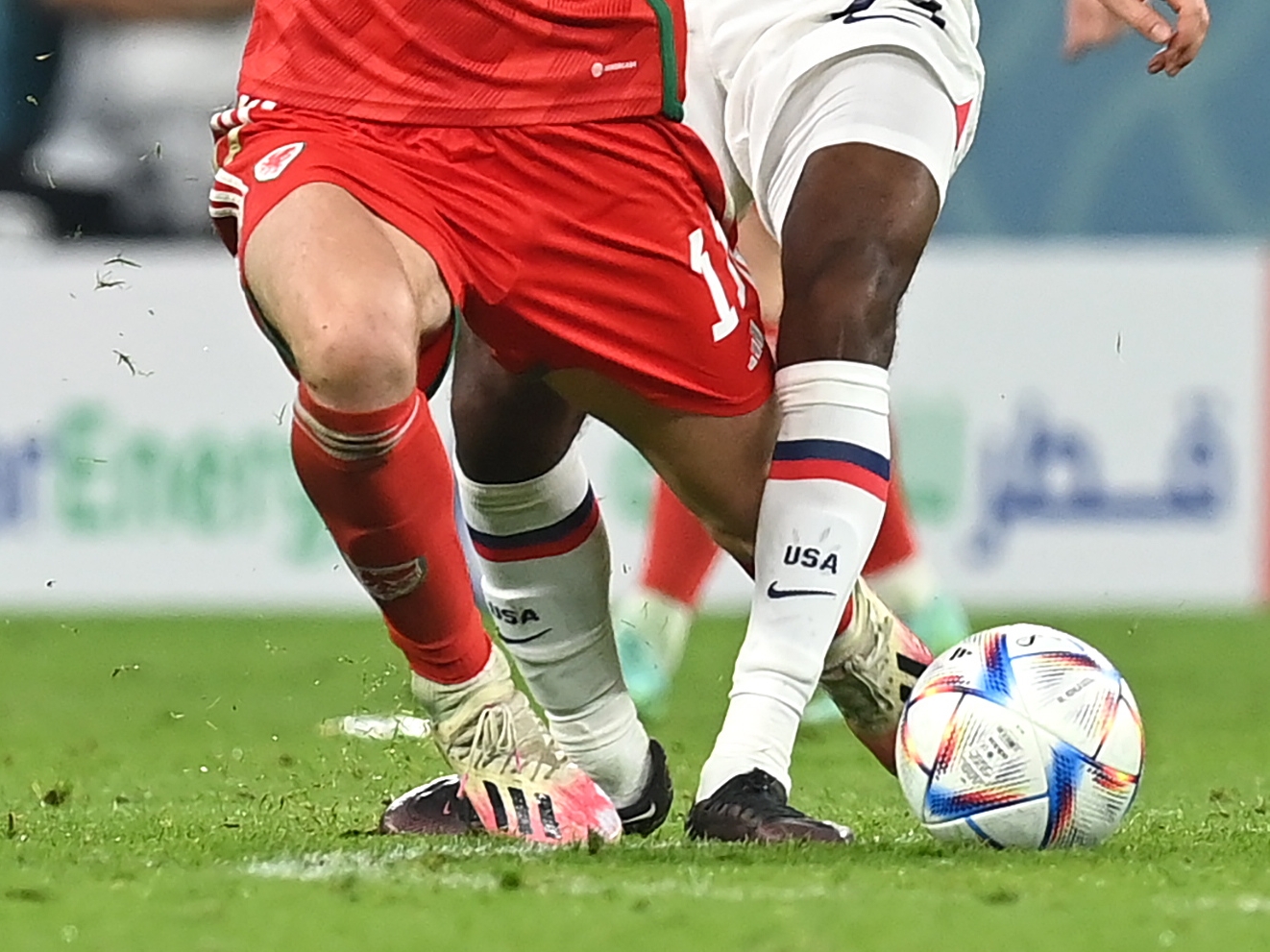 Doha (Qatar), 21/11/2022.- Kellyn Acosta (R) of the USA fouls Gareth Bale of Wales during the FIFA World Cup 2022 group B soccer match between the USA and Wales at Ahmad bin Ali Stadium in Doha, Qatar, 21 November 2022. (Mundial de Fútbol, Estados Unidos, Catar) EFE/EPA/Neil Hall