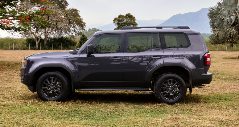 La Toyota Land Cruiser Prado cuenta con tracción 4WD full time. Así como con selector 4H, 4L, bloqueo de diferencial, bajo, entre otros.