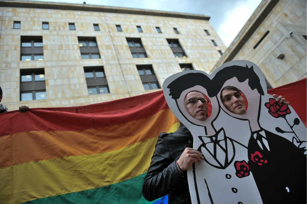 Matrimonio igualitario entre pancartas y rosas