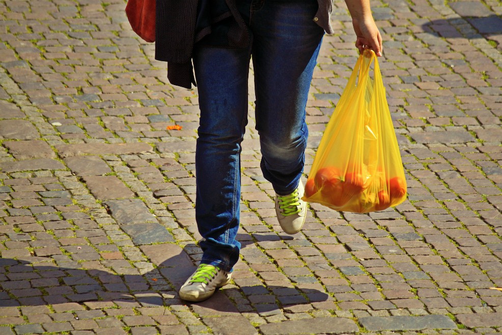 La normativa establece multas de hasta 330 dólares por cada bolsa plástica que un comercio entregue de manera indebida.