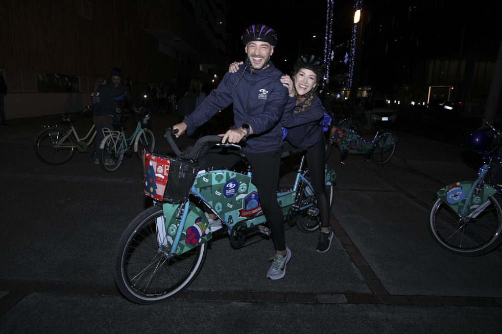 Talento Caracol TV disfrutó de la ciclovía nocturna y entregó regalos a niños