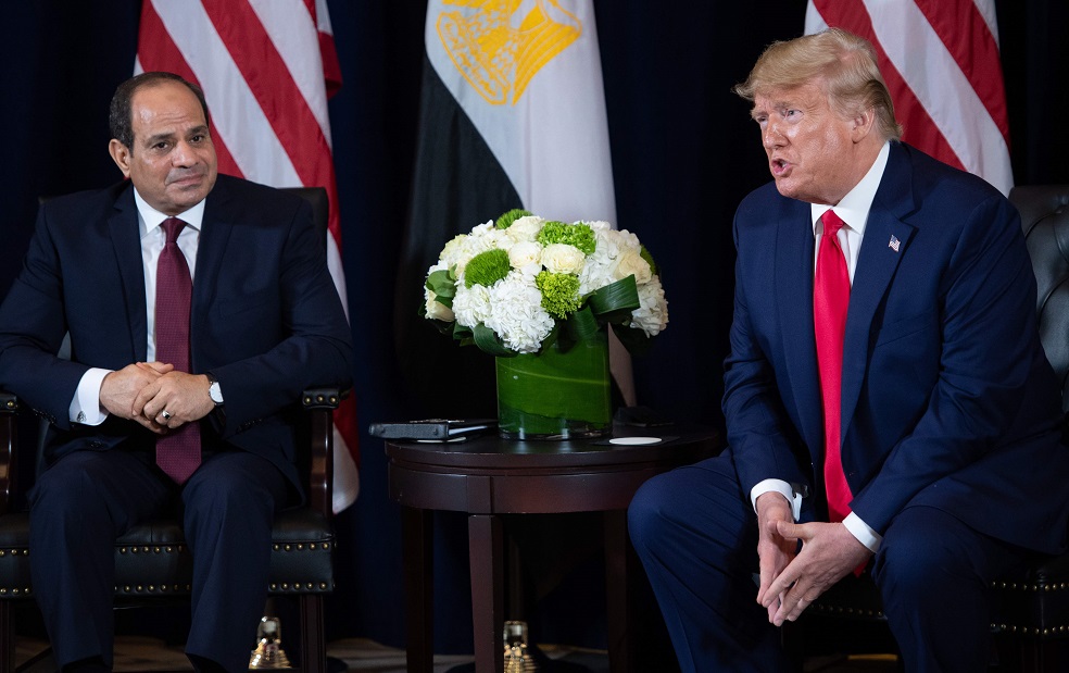 El presidente de los Estados Unidos, Donald Trump (D) y el presidente egipcio, Abdel Fattah el-Sisi (I), sostienen una reunión en el marco de la Asamblea General de la ONU en Nueva York. AFPAl Sisi, que se encuentra en Nueva York en la Asamblea General de la ONU, señaló a los Hermanos Musulmanes de estar detrás de las protestas. Pero lo cierto, como lo señalan varios expertos, es que las movilizaciones no cuentan con un liderazgo político claro, lo que, para muchos, las hace más peligrosas para los intereses del exmilitar egipcio.