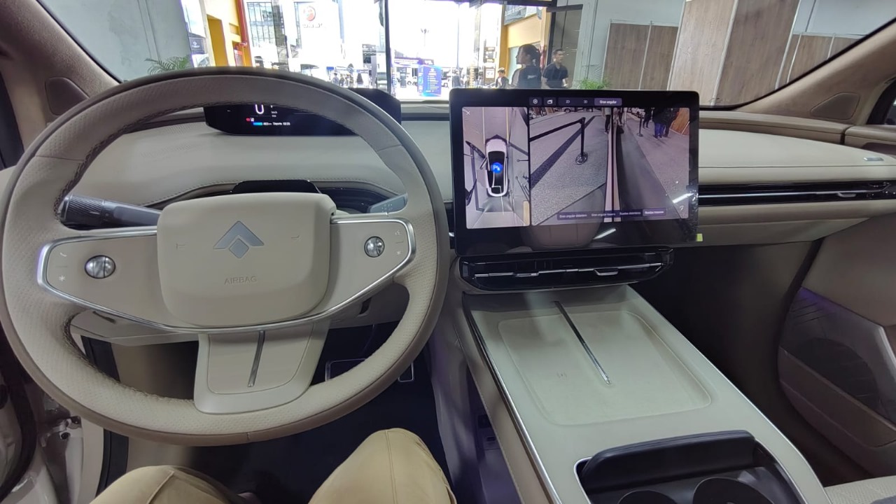 GAC lanzó su marca de lujo Hyptec y presentó la nueva HT en el Salón del Automóvil
