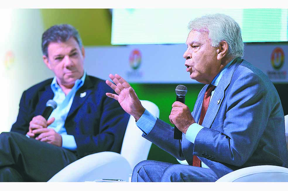 Felipe González, expresidente español, se reunió ayer con el presidente colombiano, Juan Manuel Santos. /EFE