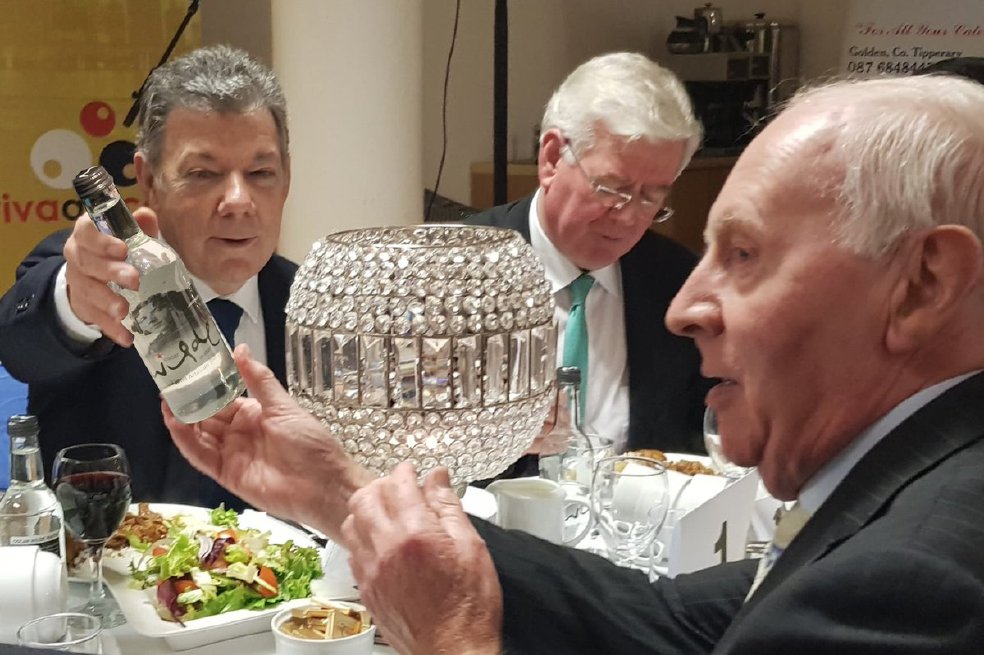 El presidente del Premio Tipperary de Paz, Joe Quinn, conversa con Juan Manuel Santos, que recibió el galardón el viernes. Atrás Eamon Gilmore, líder del Partido Laborista de Irlanda que fue enviado especial de la Unión Europea para el proceso de paz colombiano. Brindaron con agua Oscar Wilde, en memoria del escritor irlandés y una de las mejores del mundo.