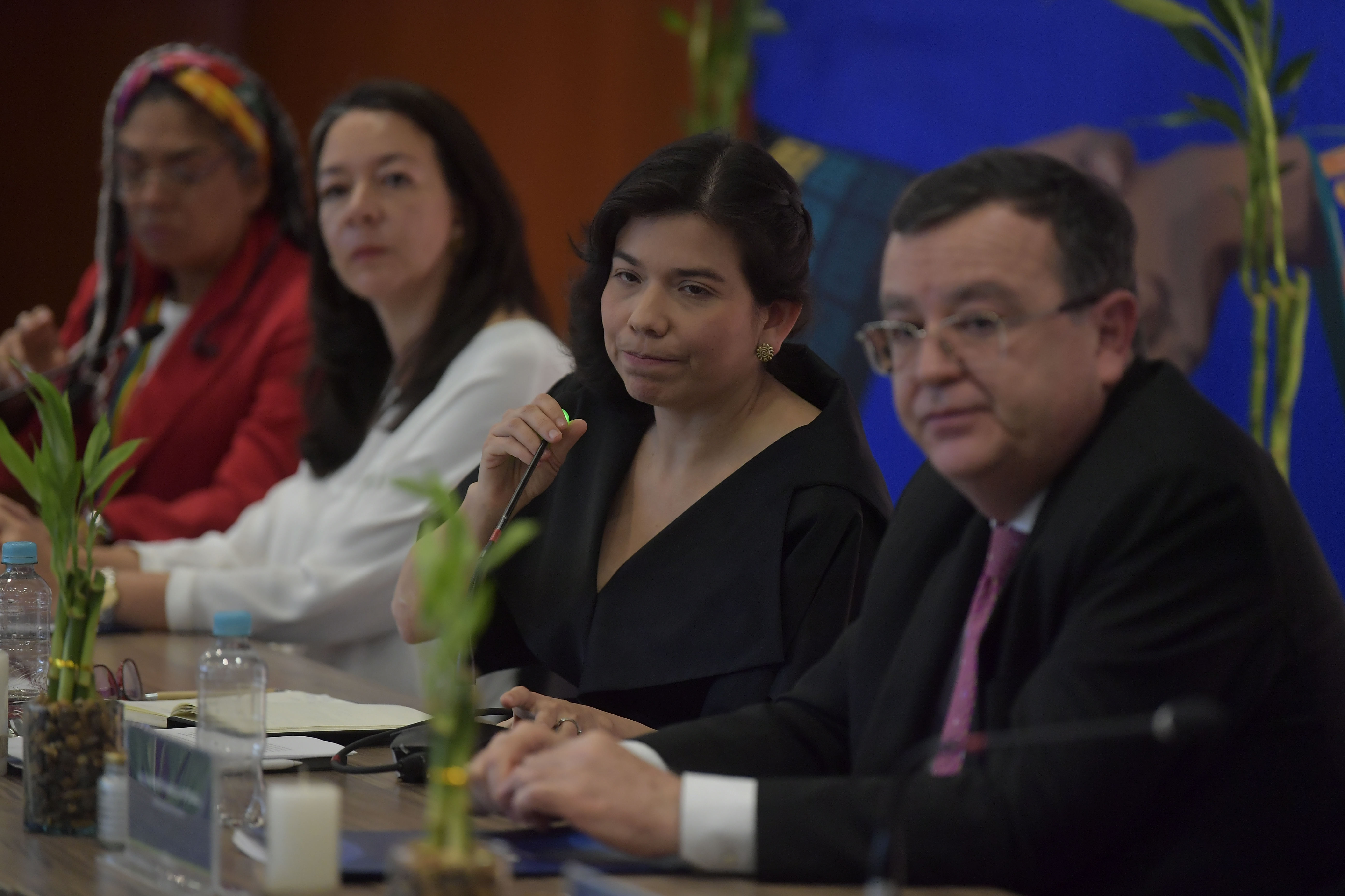 Las magistradas Nadiezhda Henríquez, Catalina Díaz y Lily Rueda; el presidente de la JEP, Alejandro Ramelli, y el magistrado Óscar Parra, durante la imputación por el reclutamiento forzado de menores y otros crímenes en el marco del macrocaso 07, a seis miembros del antiguo secretariado de la extinta guerrilla de las Farc: Rodrigo Londoño, Jaime Alberto Parra, Milton de Jesús Toncel, Pablo Catatumbo, Pastor Alape y Julián Gallo.
