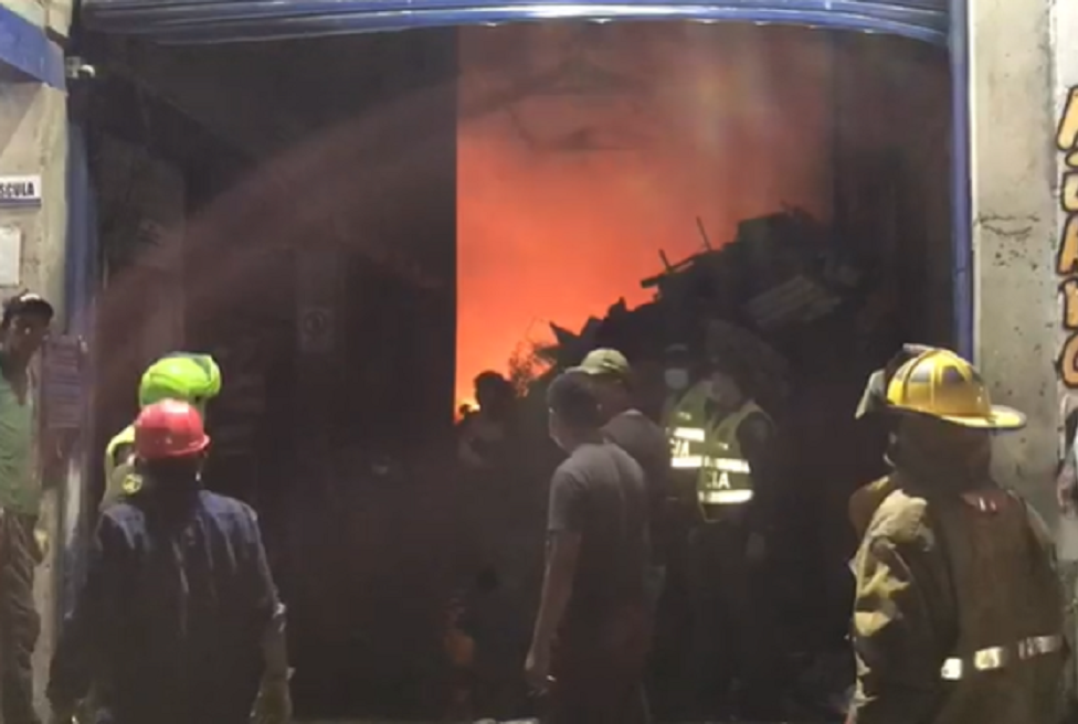 Incendio consume chatarrería en Riohacha, La Guajira