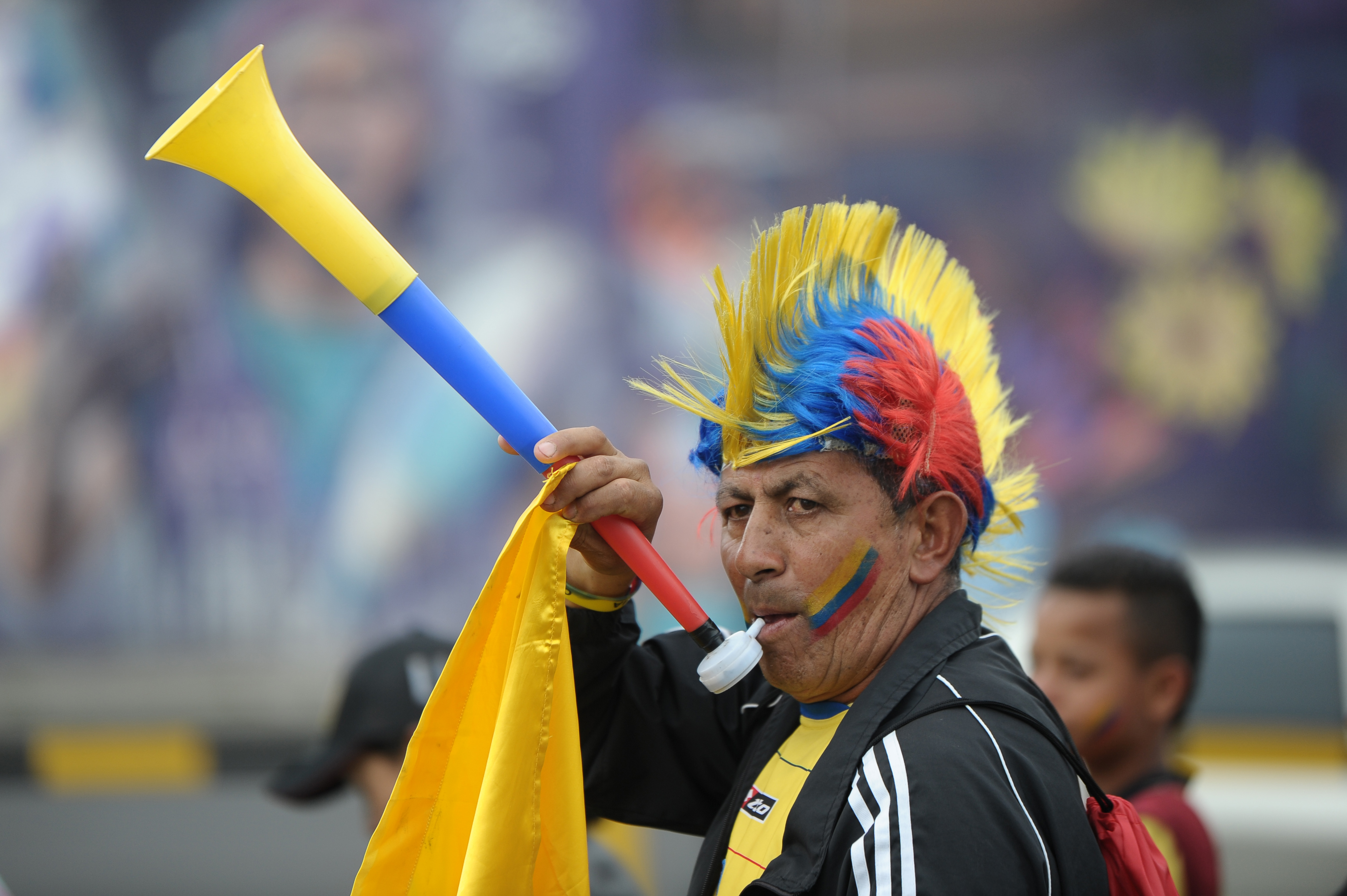 Con trompetas, vuvuzelas y cornetas, el público vistió de fiesta la Arena Movistar de Bogotá.