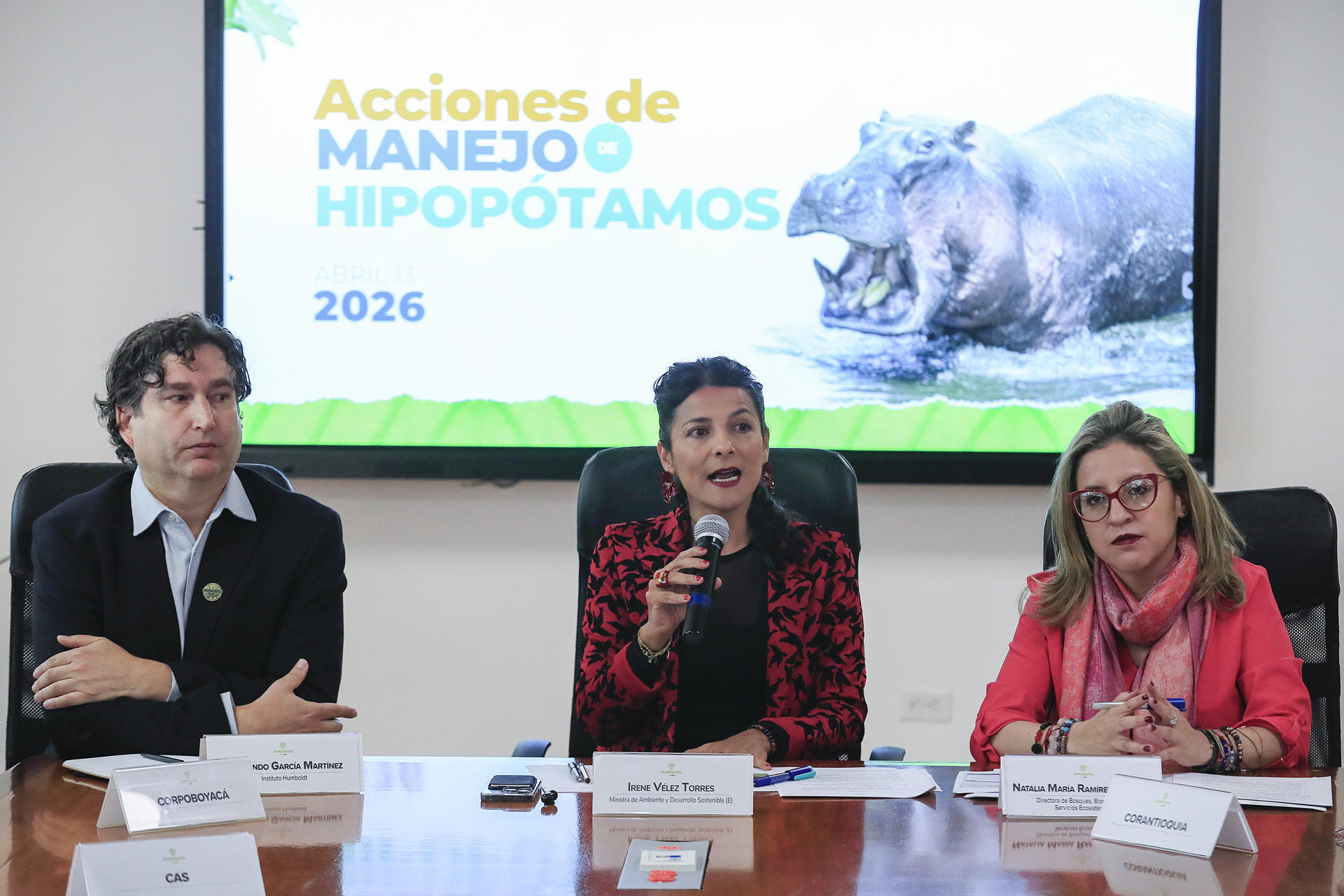 AME3089. BOGOTÁ (COLOMBIA), 13/04/2026.- La ministra de Ambiente y Desarrollo Sostenible de Colombia, Irene Vélez (c), habla junto al director encargado del Instituto Humboldt, Hernando García (i) y la directora de Bosques, Biodiversidad y Servicios Ecosistémicos, Natalia Ramírez (d), en una rueda de prensa este lunes, en Bogotá (Colombia). El Gobierno de Colombia anunció un plan de manejo de hipopótamos, que incluye la eutanasia, a por lo menos 80 ejemplares durante el segundo semestre de este año, debido a la reproducción descontrolada de esta especie exótica invasora que fue introducida hace más de tres décadas por el narcotraficante Pablo Escobar. EFE/ Carlos Ortega
