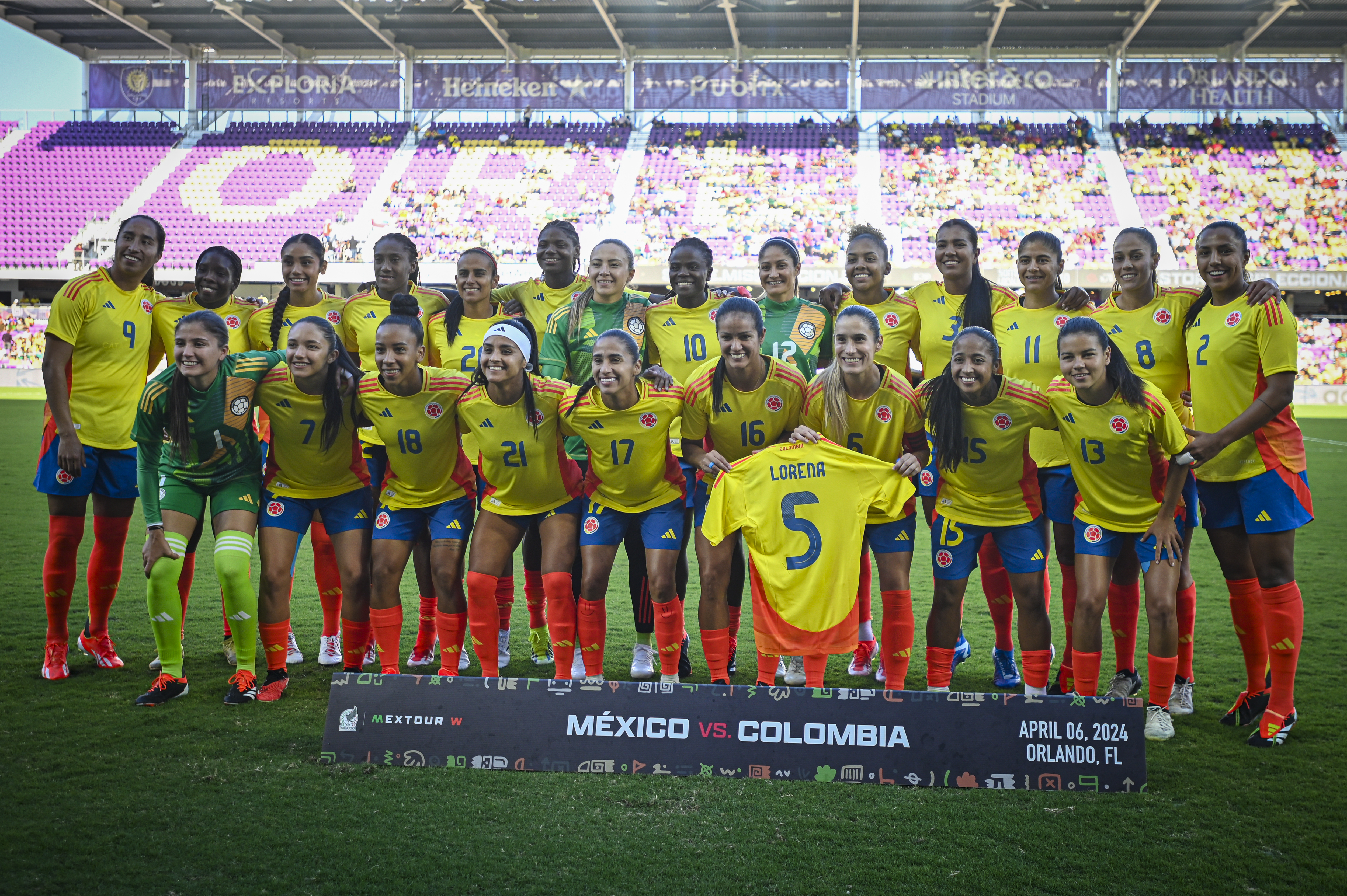 USA3771. ORLANDO (ESTADOS UNIDOS), 06/04/2024.- Las jugadoras de Colombia forman este sábado, durante un partido amistoso disputado entre las selecciones femeninas de Colombia y México en el Orlando City Stadium en Orlando, Florida (EEUU). Un gol de la mundialiata Catalina Usme dio el triunfo este sábado por 1-0 a la selección femenina de Colombia sobre la de México en partido amistoso realizado en el Orlando City Stadium en Orlando. EFE/Miguel Rodríguez