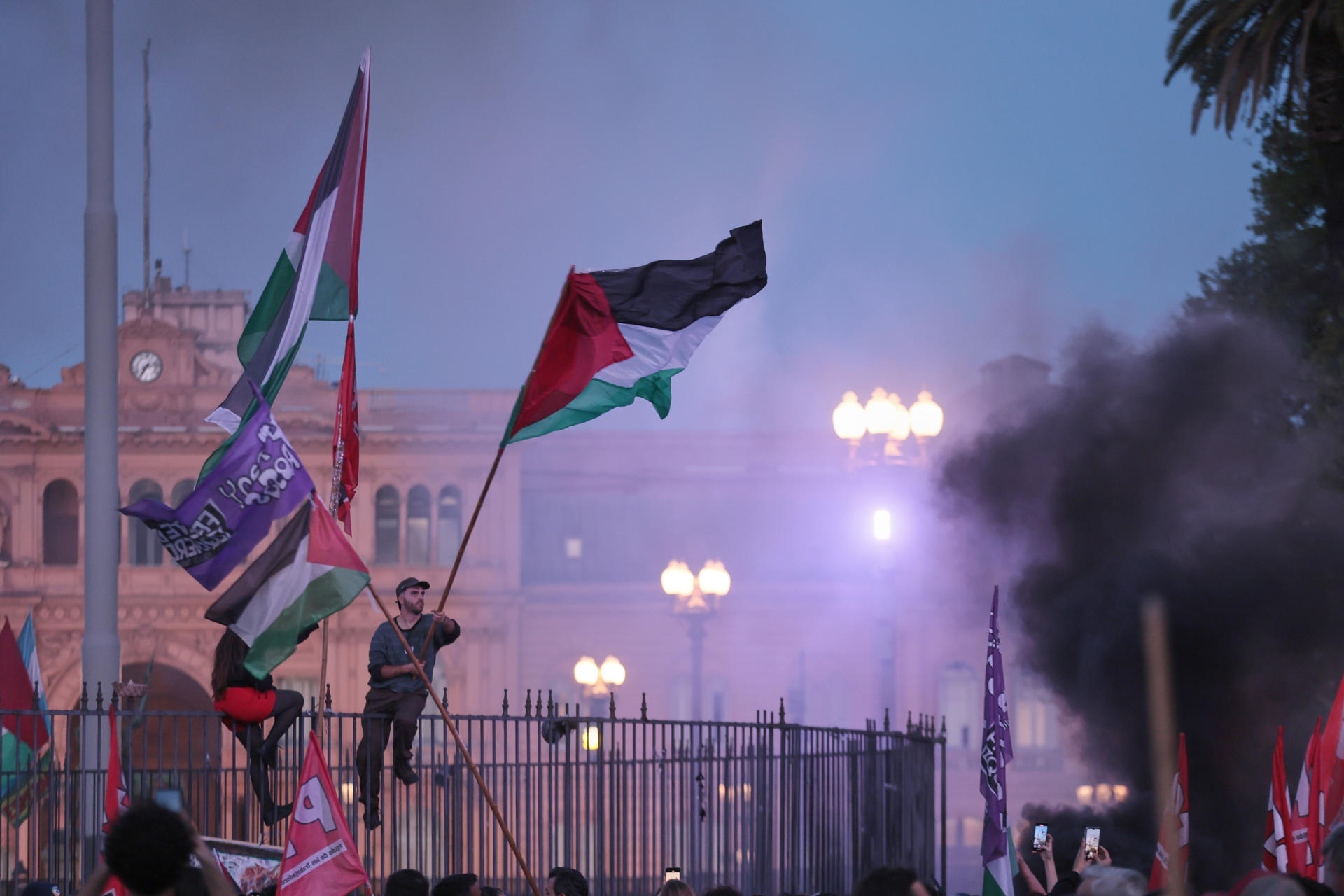 AME5804. BUENOS AIRES (ARGENTINA), 07/10/2025.- Personas sostienen banderas en una manifestación en apoyo a Palestina este martes, en Buenos Aires (Argentina). Miles de personas marcharon bajo la consigna "basta de genocidio" en la Franja de Gaza a dos años del ataque del grupo islamista Hamás contra Israel y el comienzo de la guerra en el enclave palestino. EFE/ STR