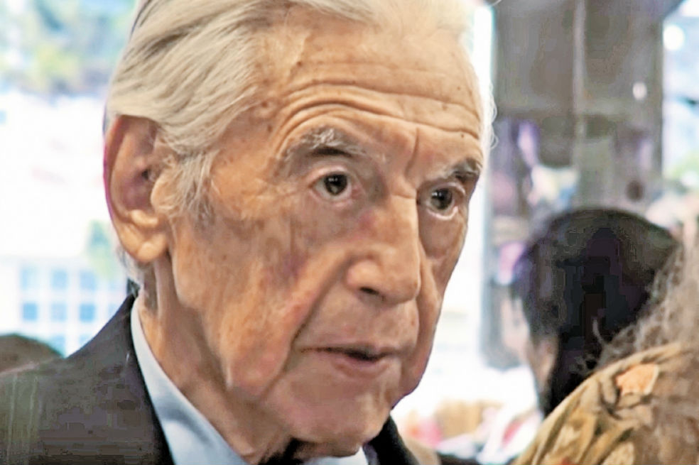 El poeta escribió su oscuro telegrama