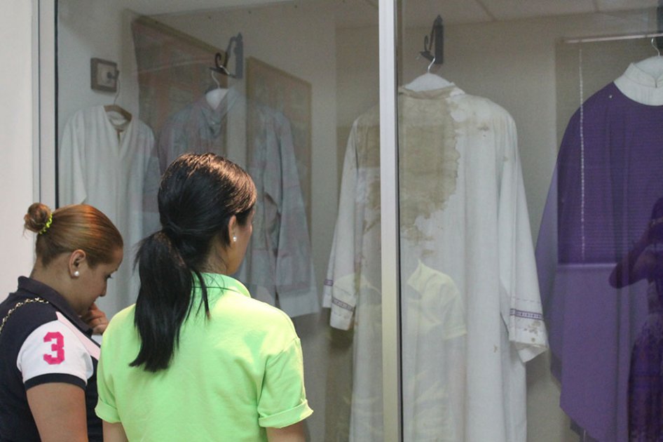 Esta es la túnica que vestía Monseñor Romero cuando fue asesinado. / Diana Durán.