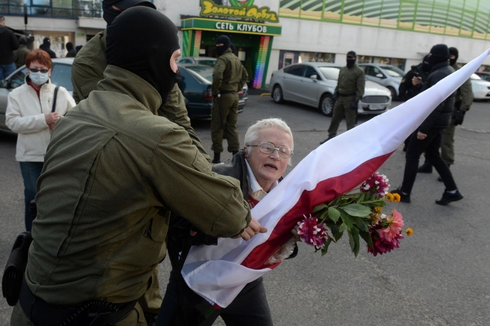 Policías bielorrusos detienen a centenares de mujeres durante una protesta contra Lukashenko