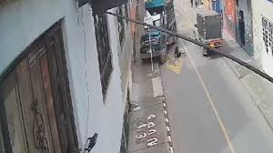 Hombre se le lanzó a una volqueta y el conductor lo esquivó