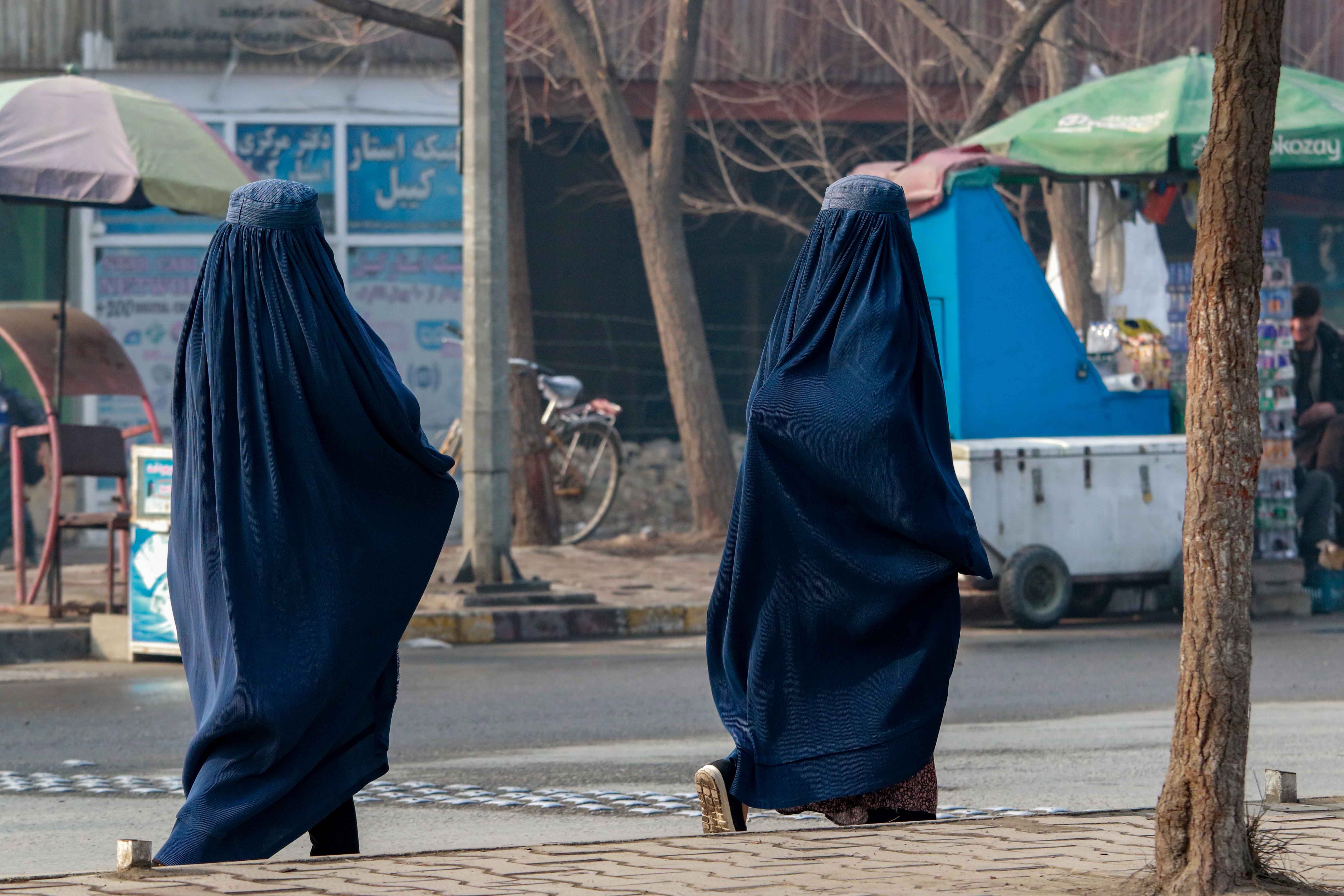 Los talibanes les exigen a las afganas el uso del burka en público