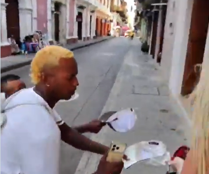 Denuncian a artistas callejeros en Cartagena que acosaron y pidieron dinero a extranjeros