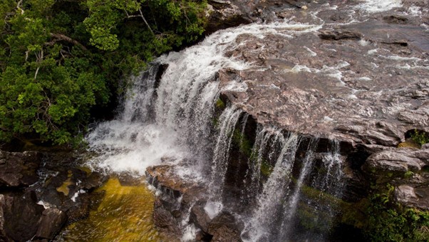 Los “brazos” de Caño Cristales y un gigante que emerge de la tierra
