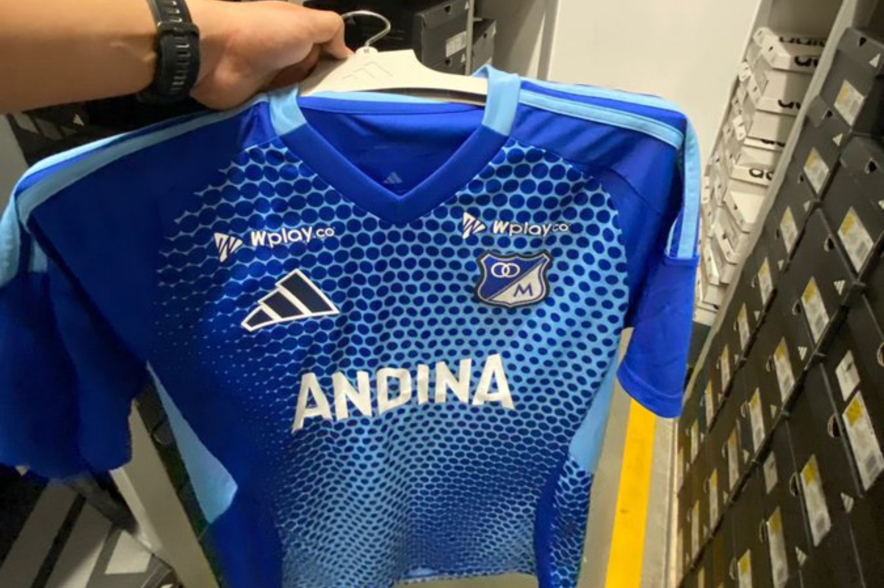 La supuesta nueva camiseta de Millonarios. Es una versión no oficial que circula por redes.