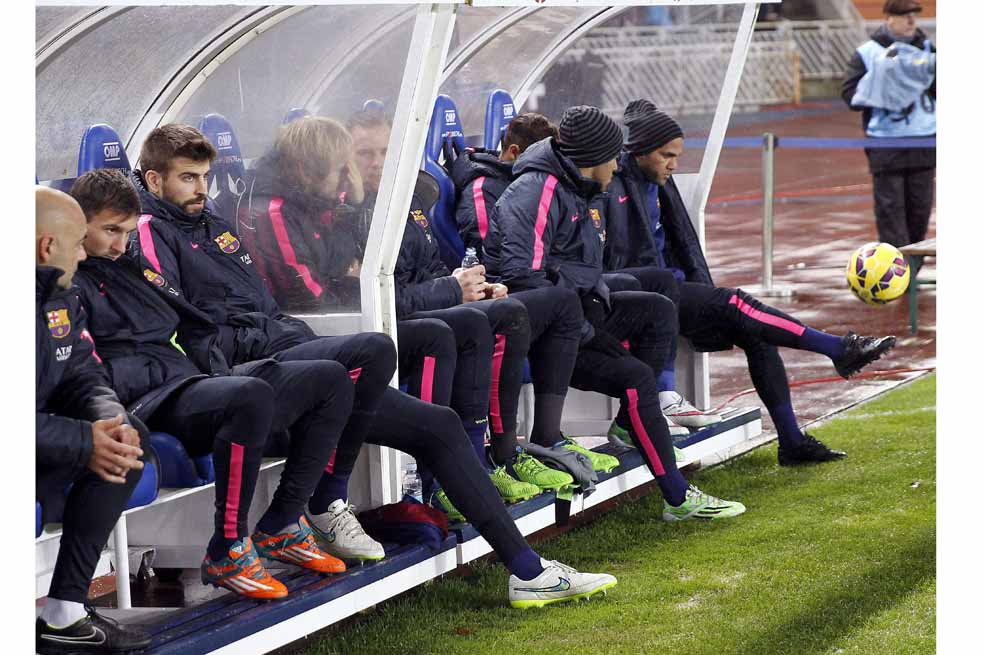 Messi y Piqué en el banquillo. EFE/Javier Etxezarreta
