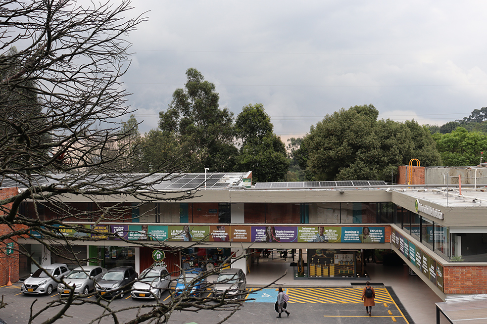 La Universidad de América cuenta en sus instalaciones con paneles solares.