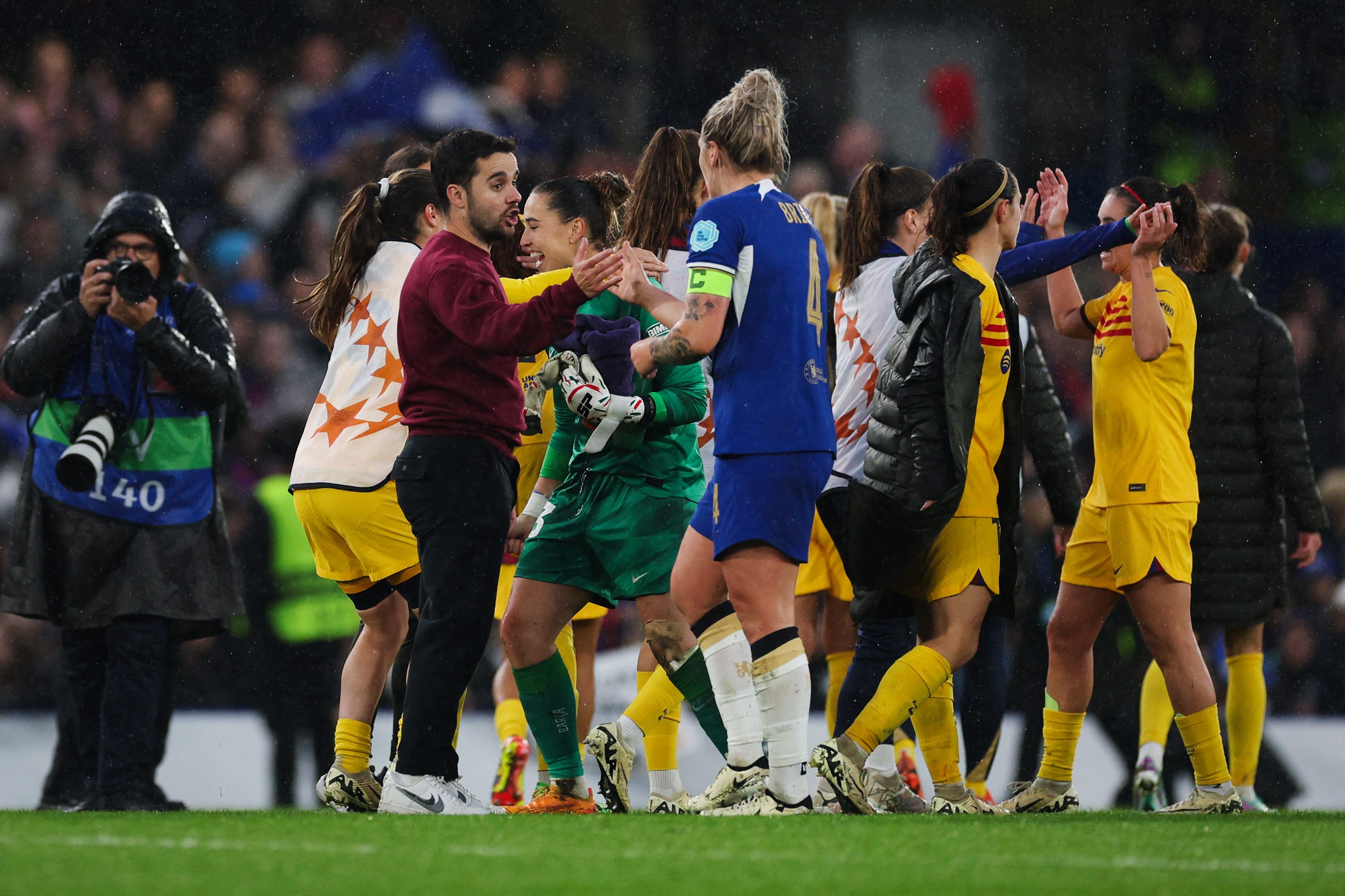 Inglaterra prohibió la participación de mujeres transgénero en el fútbol femenino