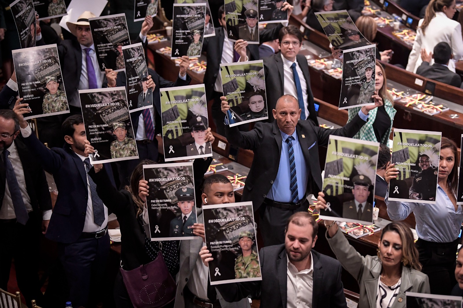 La bancada del Centro Democrático levantó carteles en honor a los miembros de su partido que fallecieron el pasado 19 de julio.