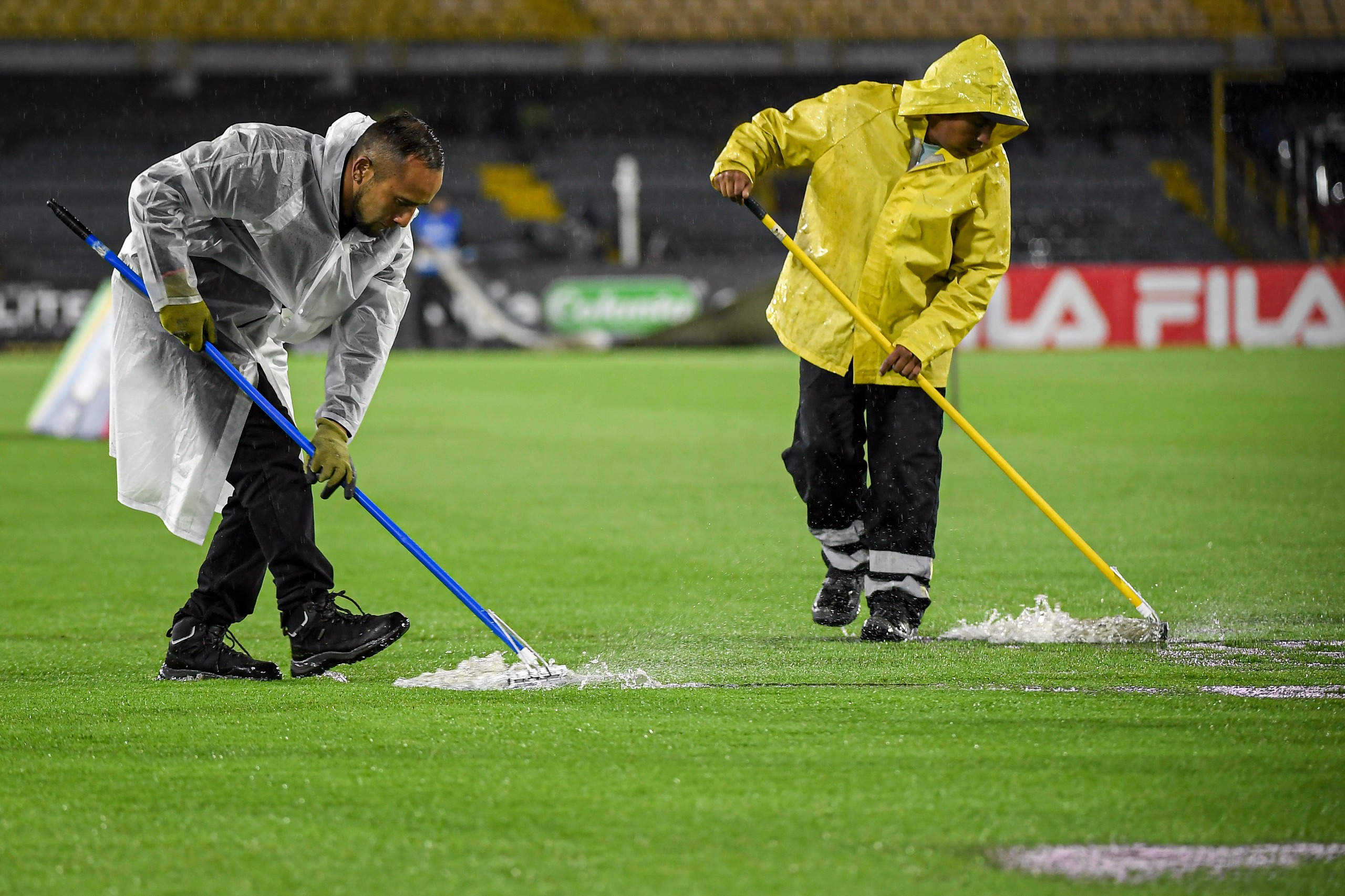 La lluvia fue otro de los principales protagonistas del encuentro entre Santa Fe y Nacional en El Campín.
