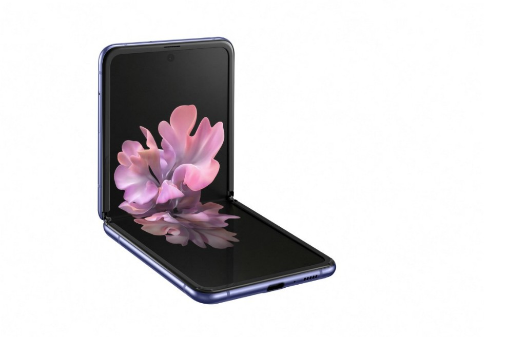 Este dispositivo competirá con otros similares como el Motorola Razr.Cortesía Samsung.Además, Samsung reveló una edición especialcreadapor Thom Browneque estará decoradaconlíneas verticales rojas, blancas y azules.