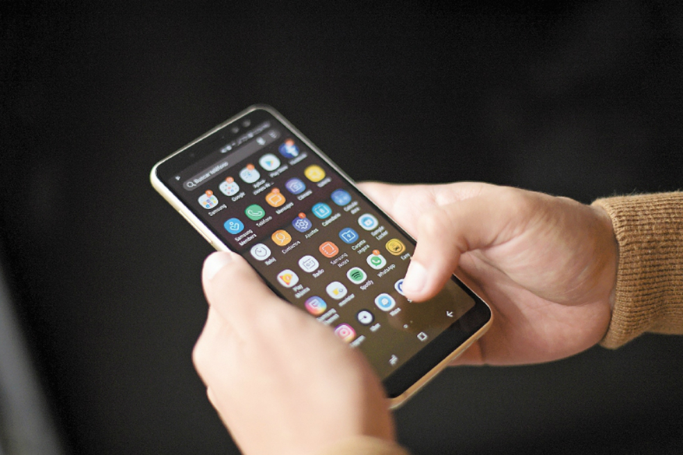 Reparar celulares: la campaña de un joven chileno para estudiantes sin acceso a clases en línea