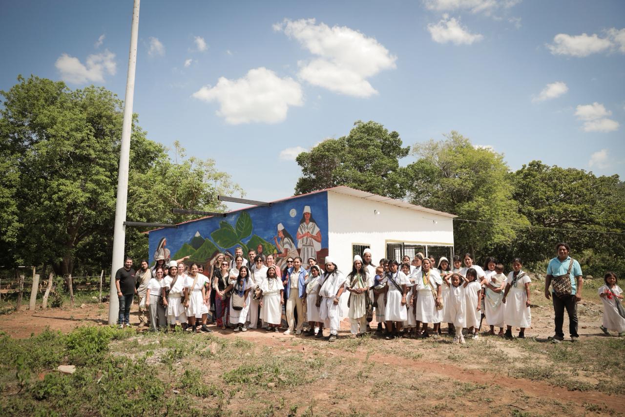 La Casa de Cuidado Ancestral Arhuaca abrió sus puertas en el resguardo de Jimaín, entre Valledupar y Pueblo Bello, como un espacio para mujeres tejedoras y sus hijos.
