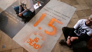 Vandalizan la tumba de Darwin en Londres en protesta por calentamiento global