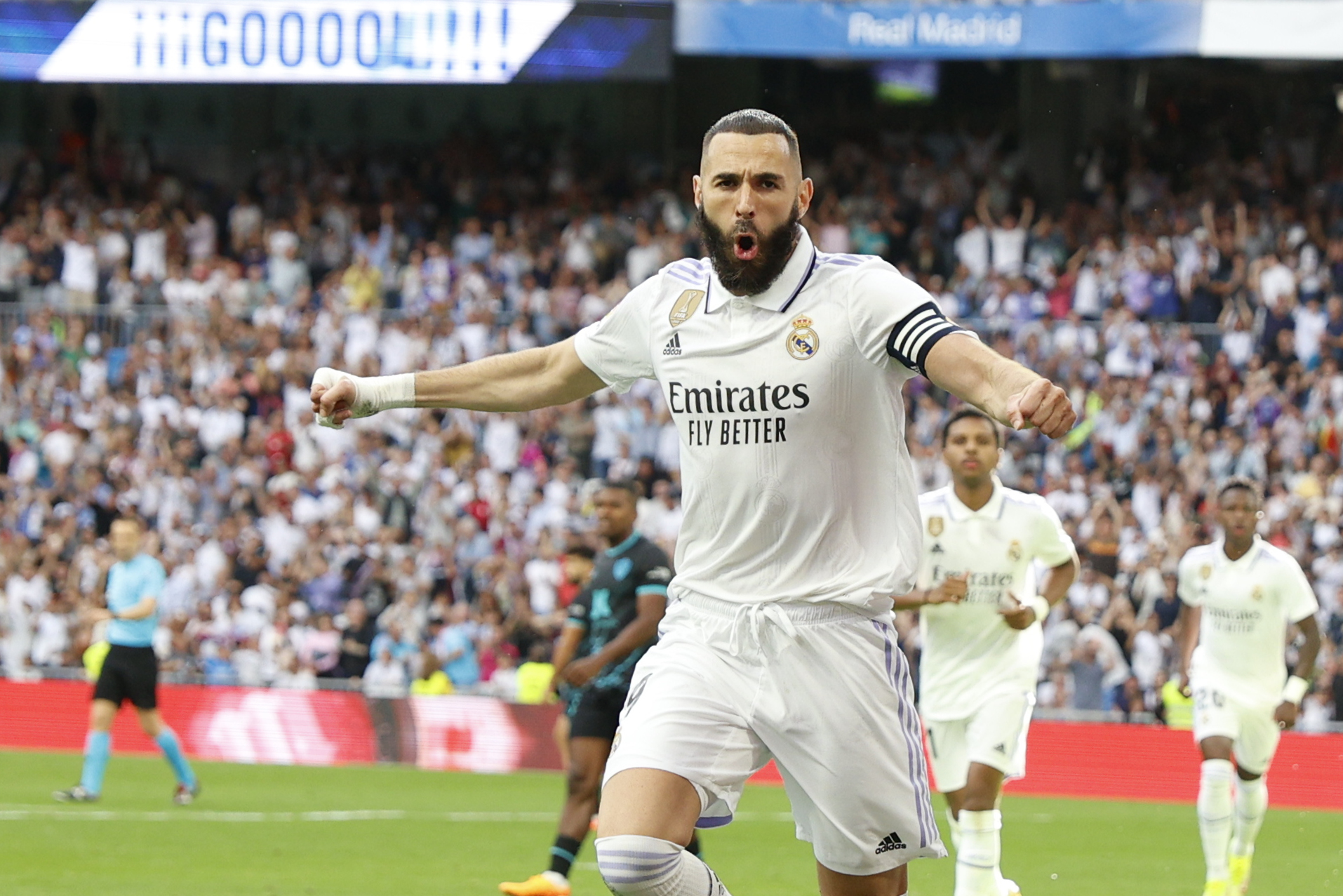 Benzema afina la puntería para la Champions y hace historia en la Liga